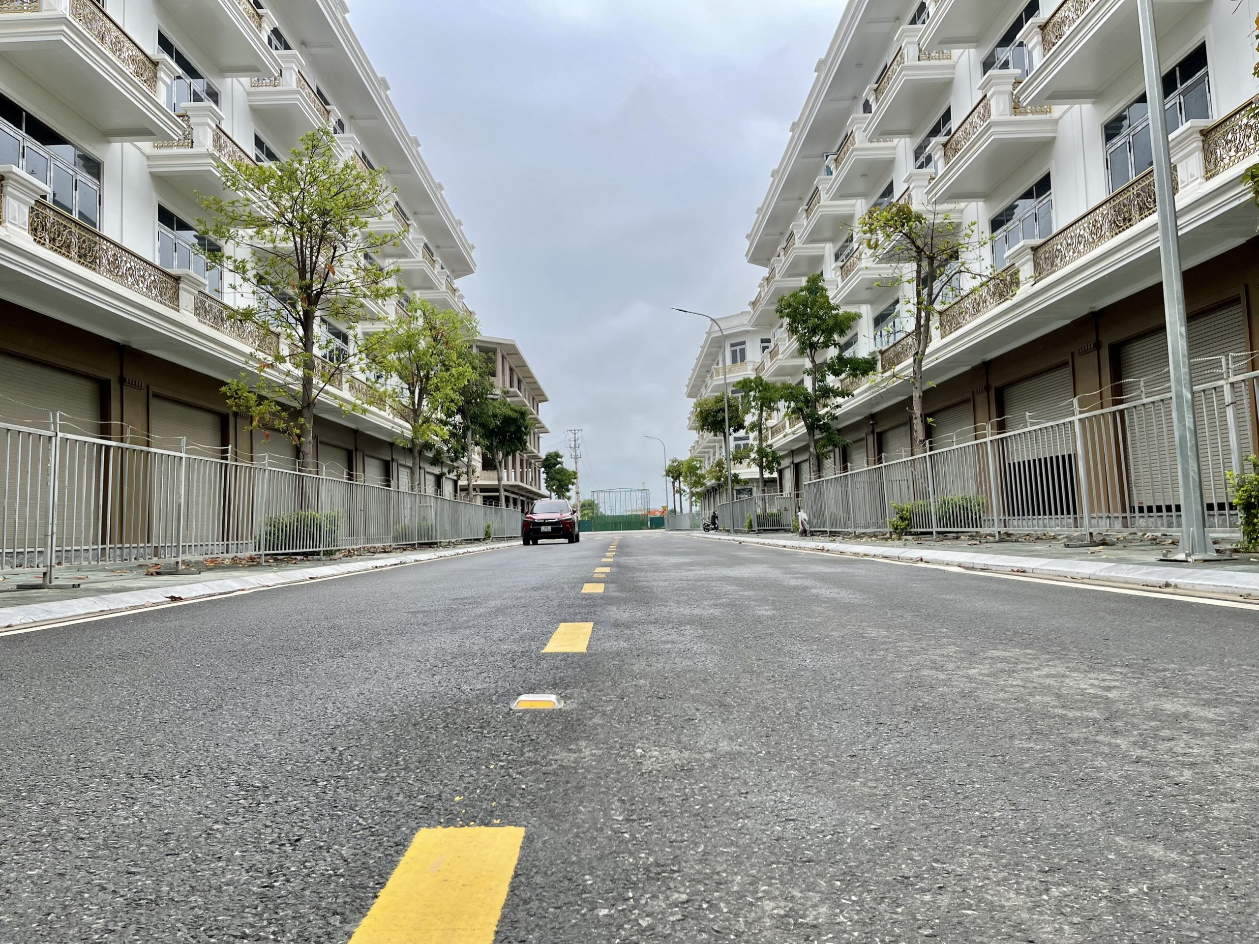 BÁN NHÀ PHỐ 4 TẦNG, GIÁ 13,2 TRIỆU/M2. SANG TÊN SỔ NGAY - KĐT XUÂN HƯNG -