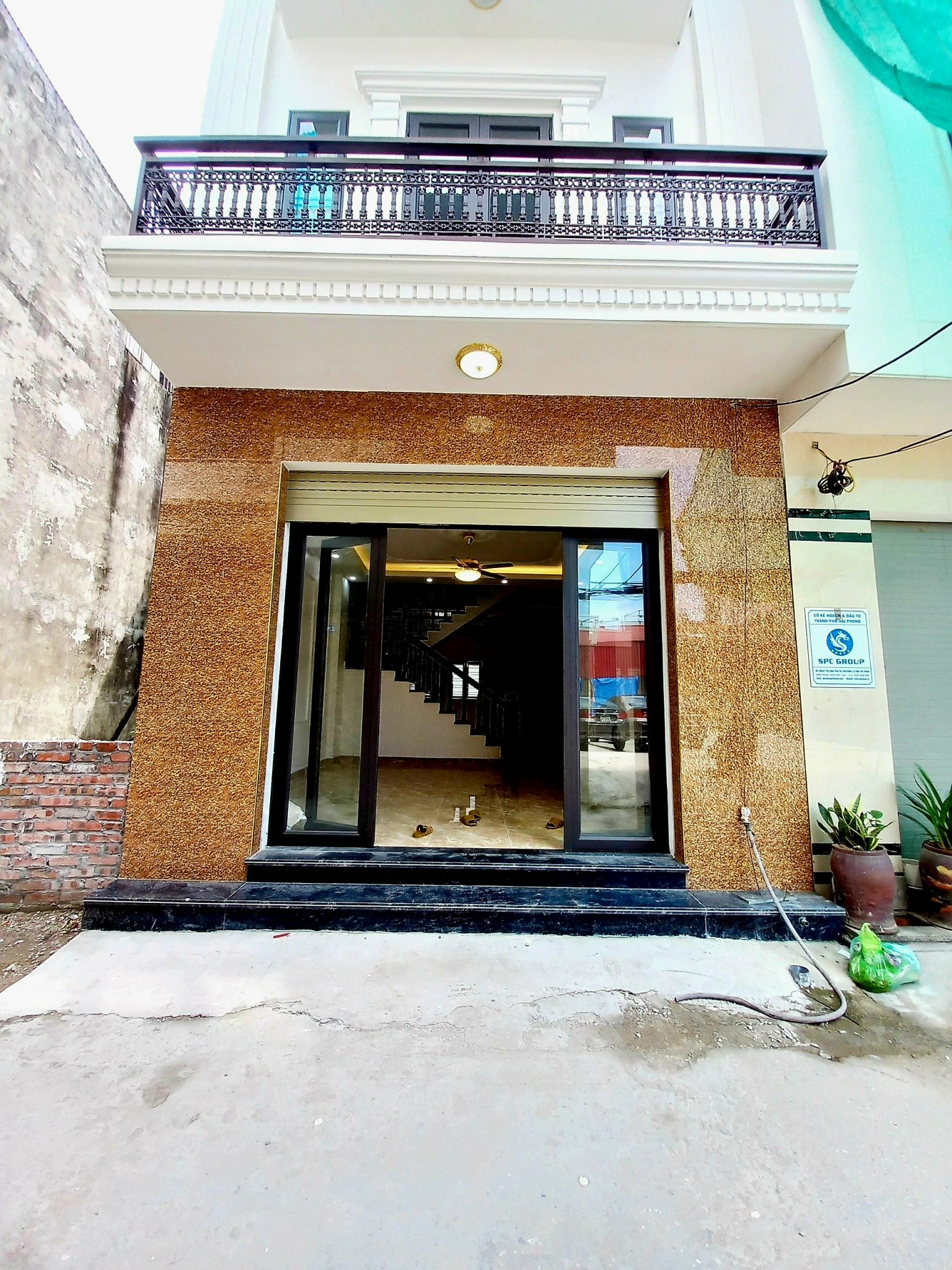 Siêu phẩm 3 tầng mặt ngõ Khúc Thừa Dụ, ô tô để trong nhà, giá 3.2 tỷ.