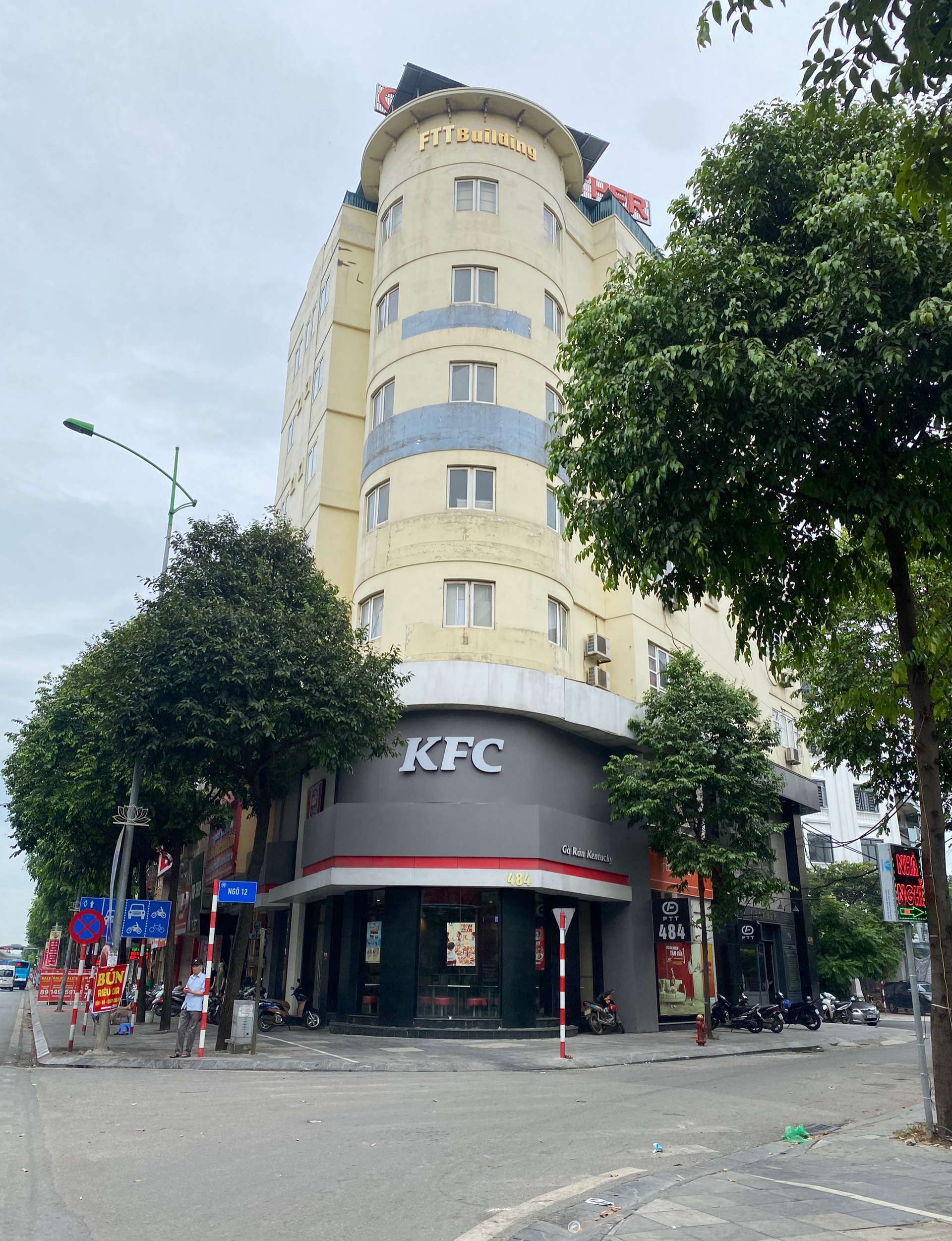 Bán nhà Lô Góc 68m2 , mt 4.85m ngay gần Ngã tư Văn Phú Lê Trọng Tấn, giá 4.8 tỷ, vài bước ra phố, cực gần ô tô