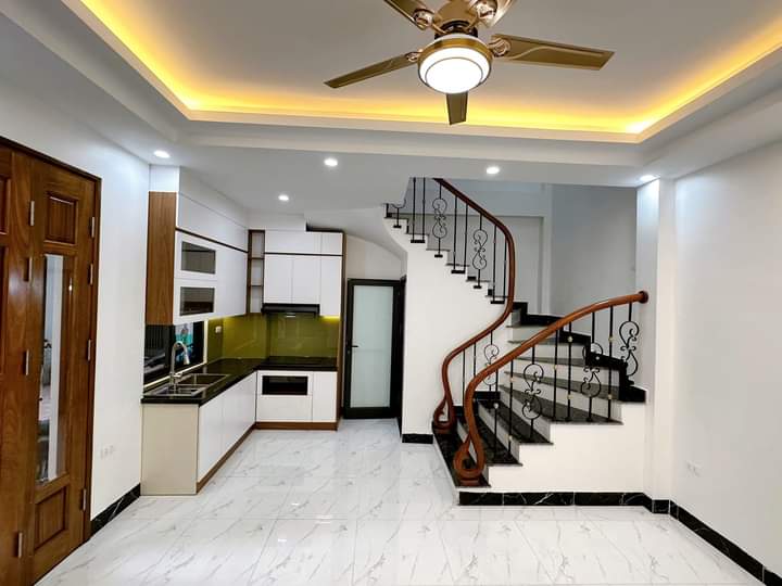 Đường Ngô Gia Tự , Long Biên 32m2, 5 tầng mới, giá nhỉnh 3 tỷ