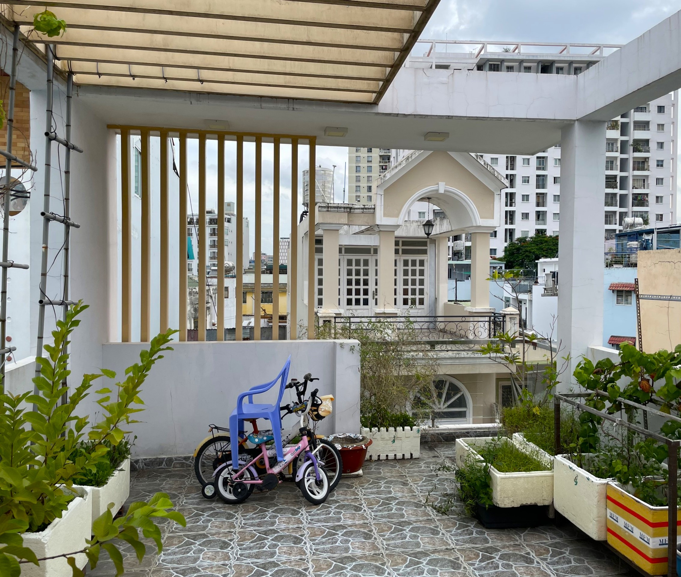 Hẻm ô tô ngay Phan Đăng Lưu, 4*16.5M x Nhà mới 4 tầng BTCT 5PN - giá ~ 8 tỷ.