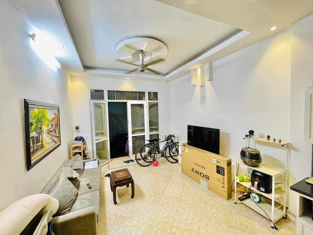 HOÀNG QUỐC VIỆT NHÀ ĐẸP Ở NGAY, GẦN PHỐ, GẦN Ô TÔ, 5 TẦNG, MẶT TIỀN 3.8M, HƠN 4 TỶ.