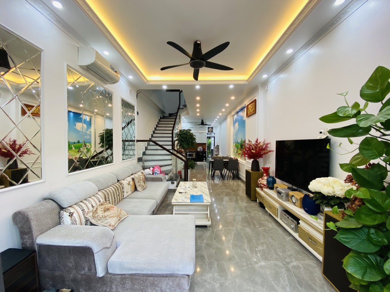 Bán nhà độc lập 3 tầng dân xây sân cổng riêng 75M Tái định cự Ngô Gia Tự.