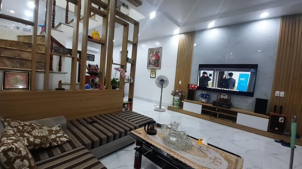 Bán nhà mặt đường Hoàng Ngọc Phách 4 tầng giá nhỏ nhất thị trường chỉ 5.7 tỉ.