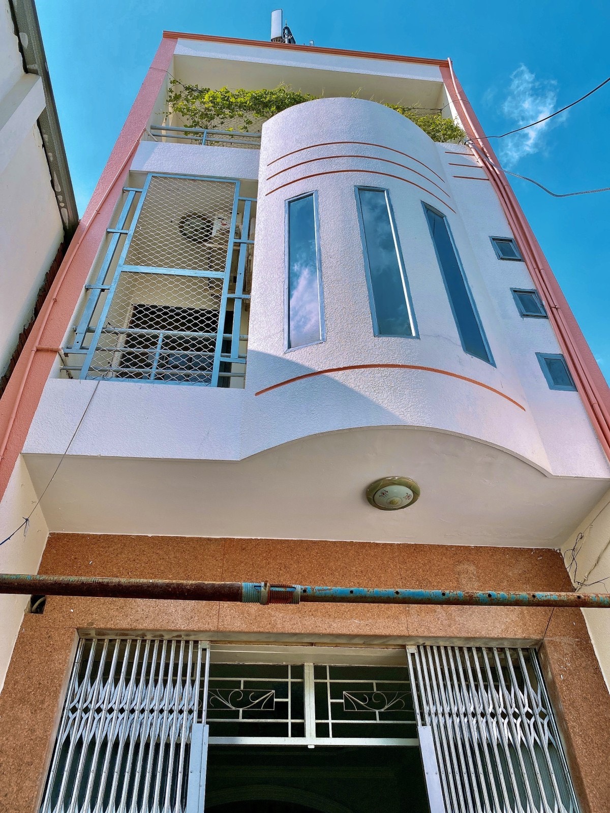 Nhà mặt tiền đường Nguyễn Du hiệp phú DT 73m đúc 3 lầu khu vip.