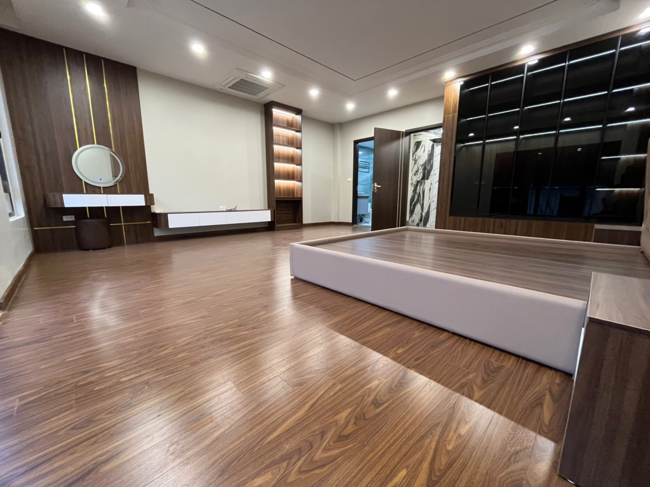 Cực chất!Bán nhà Hoàng Như Tiếp,gara 2 ô tô,thang máy nhập khẩu,65M,MT 6M,nhỉnh 14 tỷ.