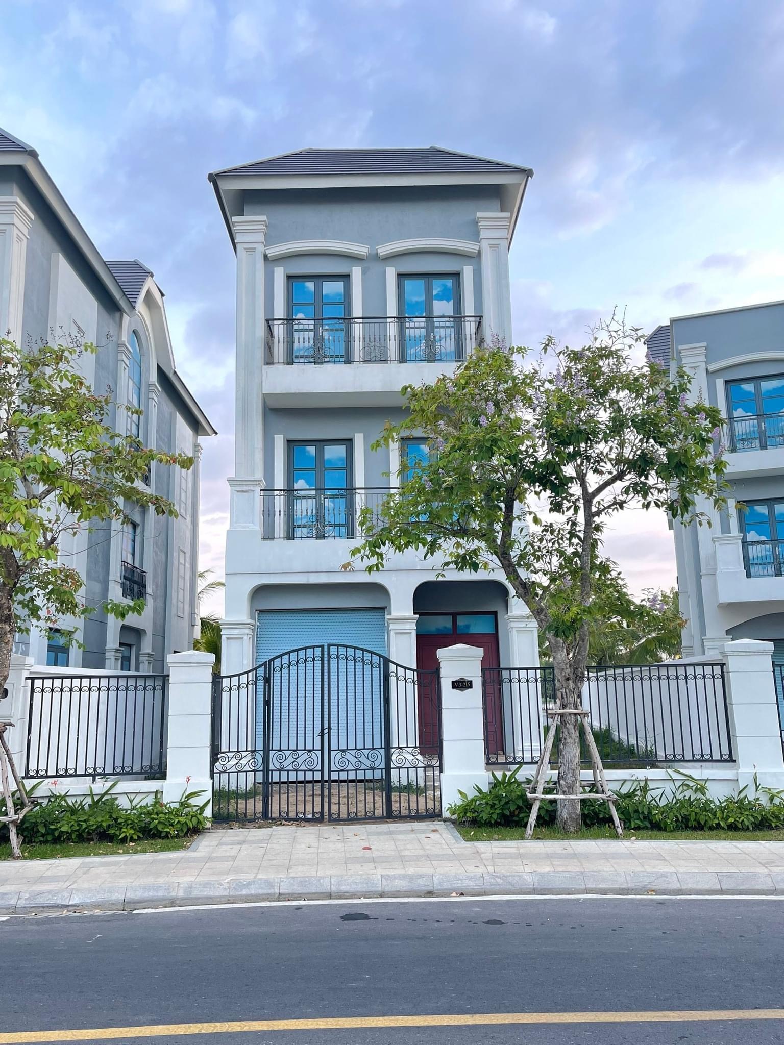 Bán nhà phố 4 Tầng MT đường cạnh Lê Văn Việt, P.Tân Phú TP. Thủ Đức DT 200m2, 23 Tỷ.