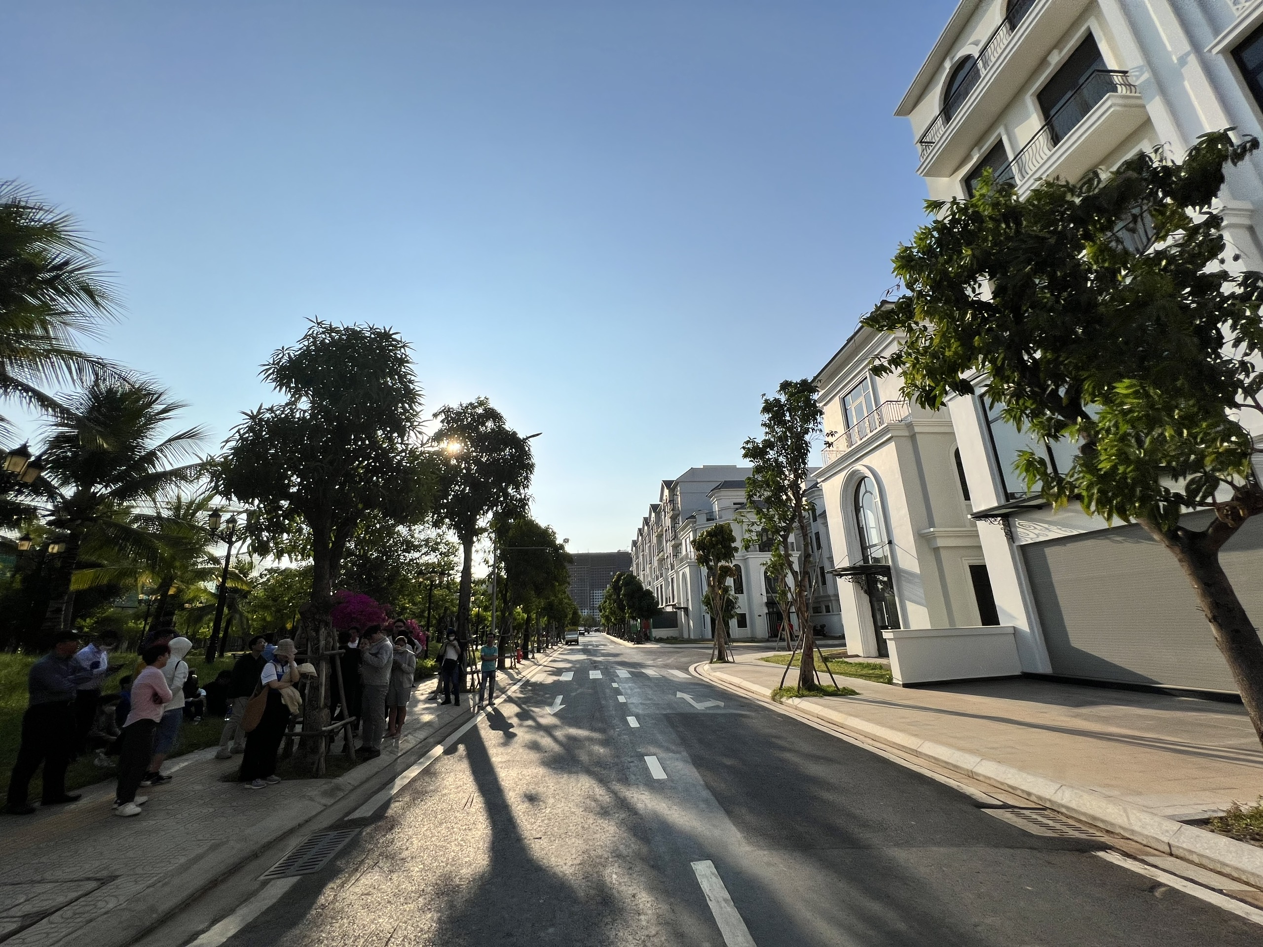 Biệt thự Nguyễn Xiển đối diện CV, compound an ninh, DT 200m2, 4 tầng giá 25 tỷ