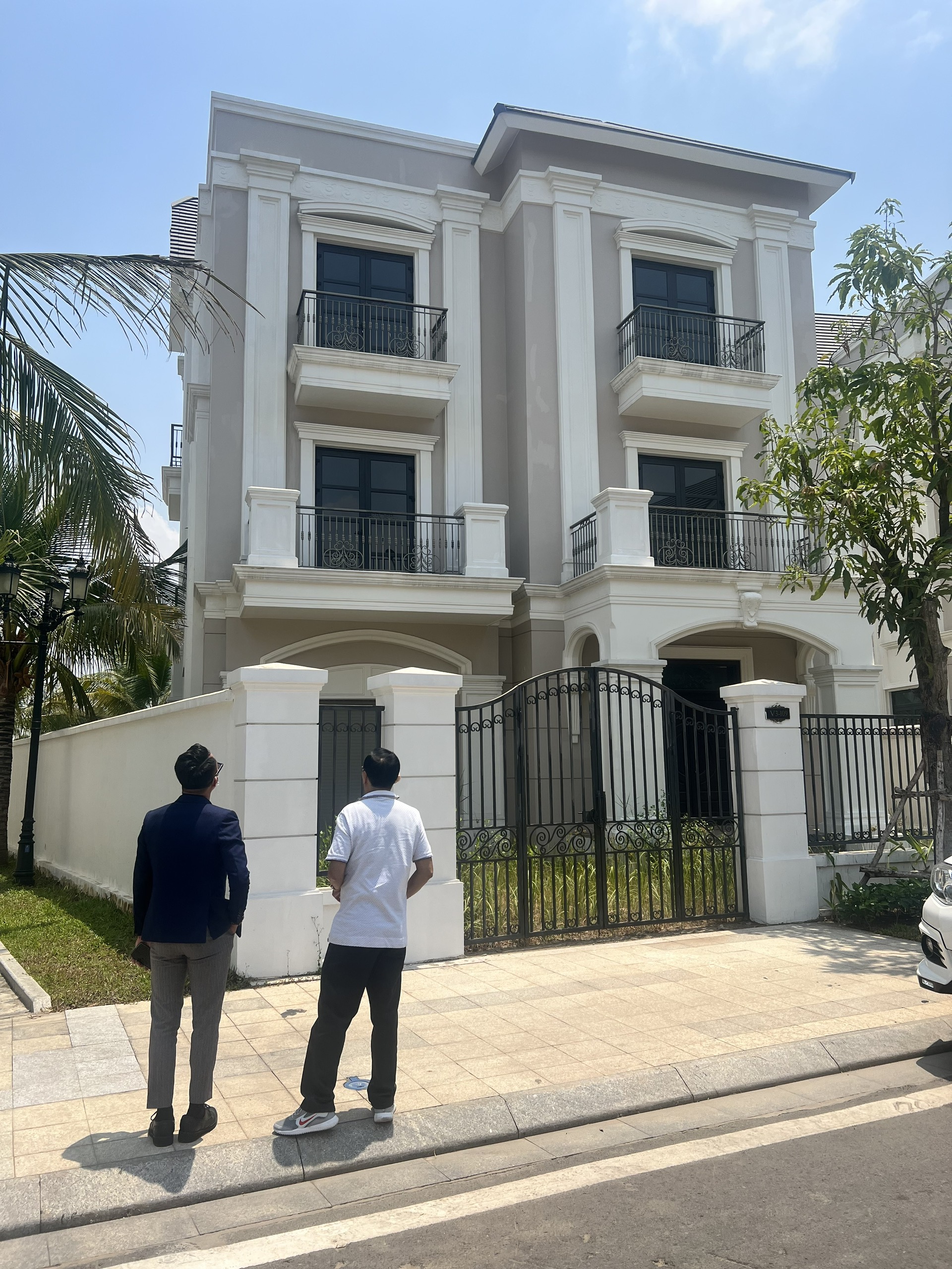 Biệt thự góc 2MT đường V3, đối diên hồ sen, DT 275m2, 4 tầng giá 40 tỷ