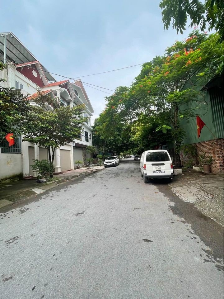 Bán đất mặt đường Khúc Thừa Dụ, diện tích 94m GIÁ 4 tỉ vị trí đẹp