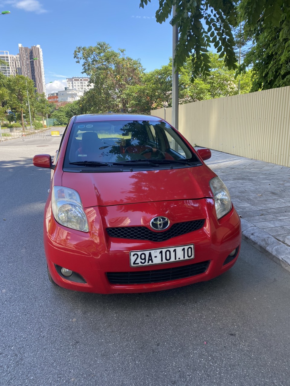 Vì lí do chuyển nhà , mình chính chủ cần bán 2 con xe ô tô tại Hà Nội