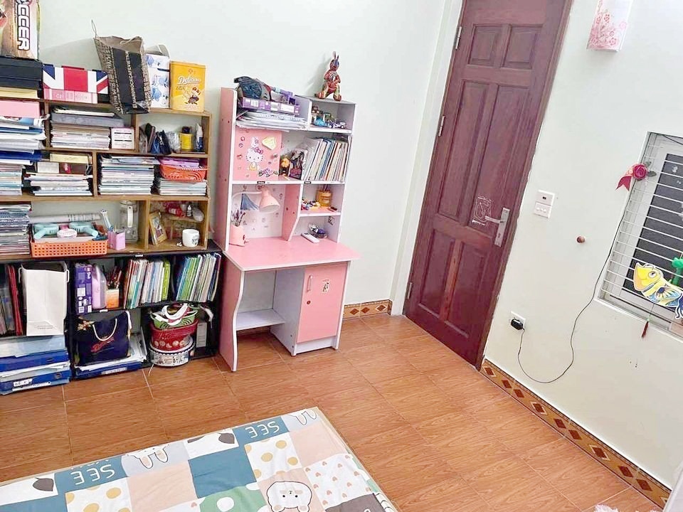 Bán nhà đường Miếu Hai Xã, 40m 3 tầng độc lập sân cổng riêng GIÁ 2 tỉ, ngõ nông.