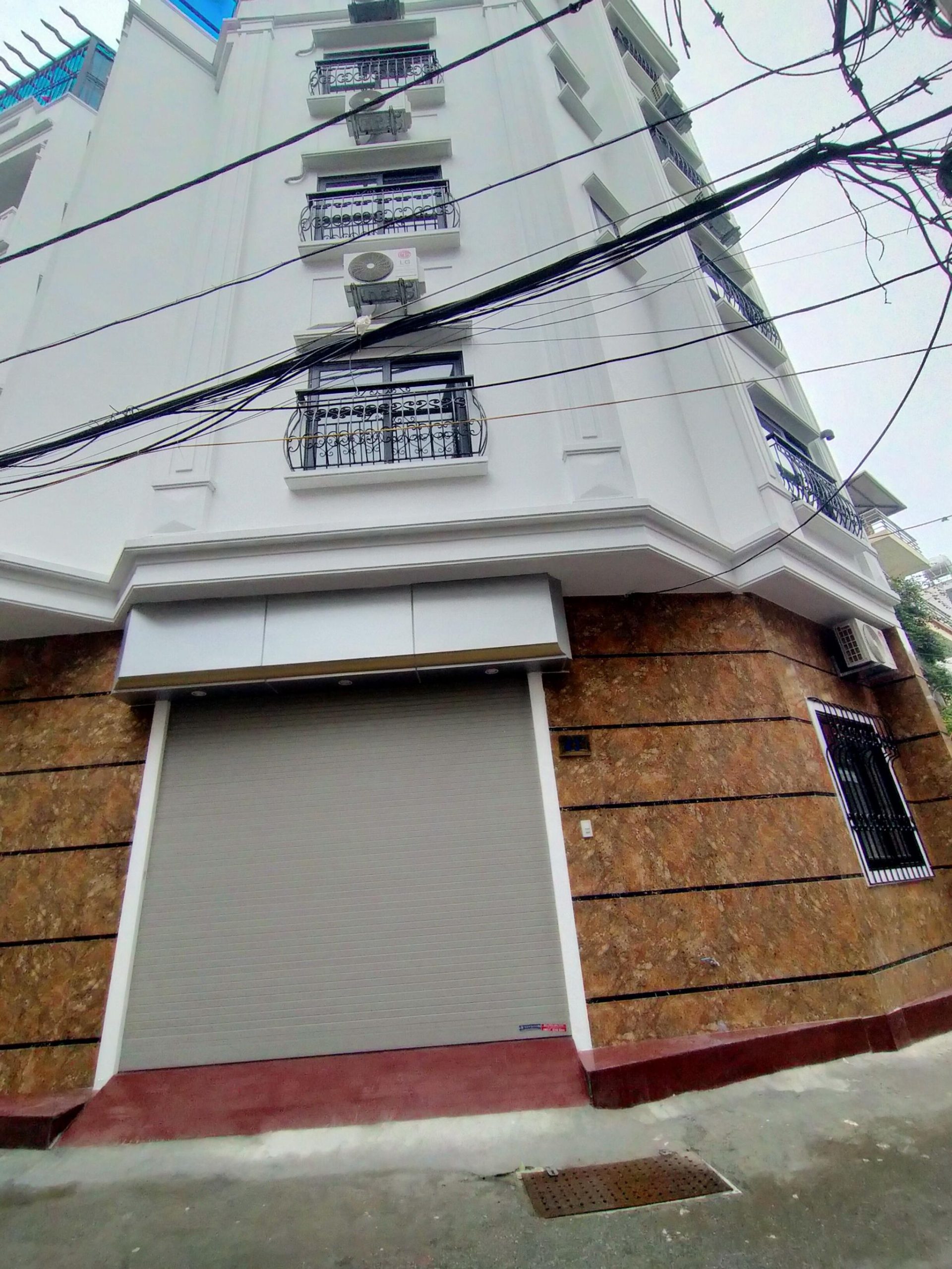 NHÀ MẶT NGÕ TẠI BỒ ĐỀ 38M2; 5 TẦNG. NHÀ ĐẸP MỚI XÂY VỚI GIÁ 5,9 TỶ.