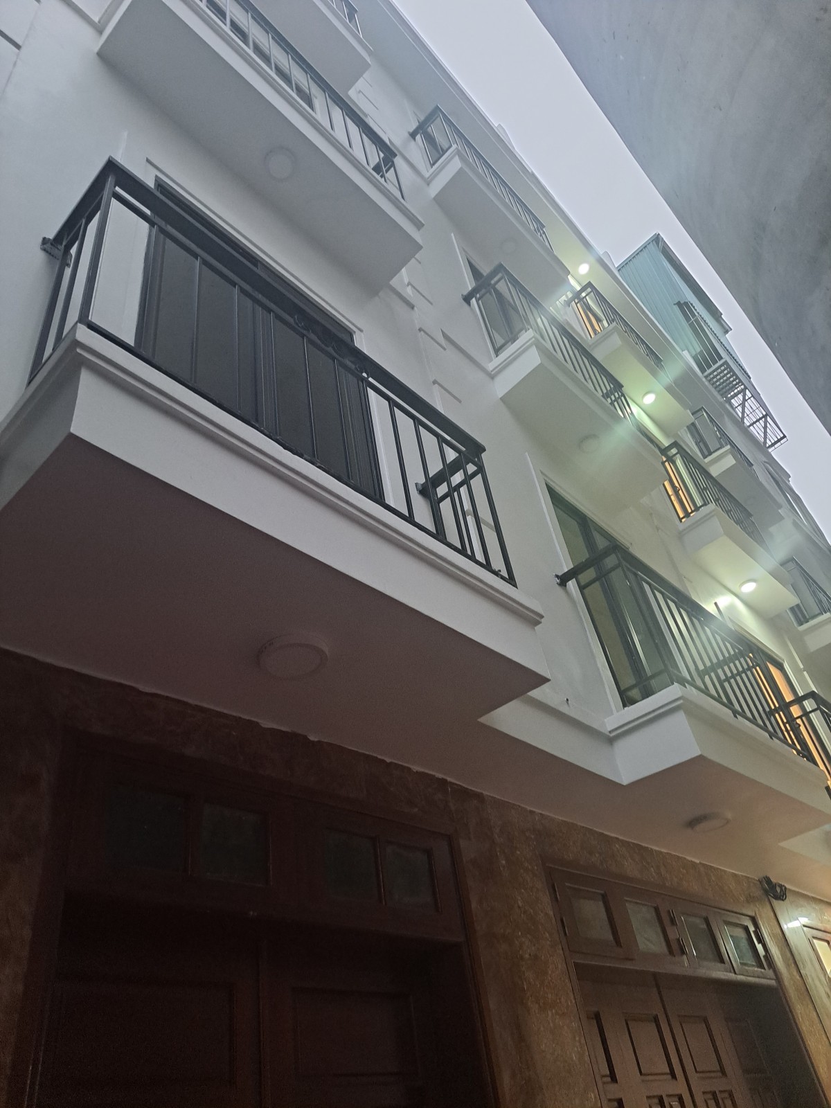 NHÀ MẶT NGÕ TẠI BÁT KHỐI THUỘC QUẬN LONG BIÊN 30,8M2; 5 TẦNG; MẶT TIỀN 3,1M2 GIÁ 3,35 TỶ.