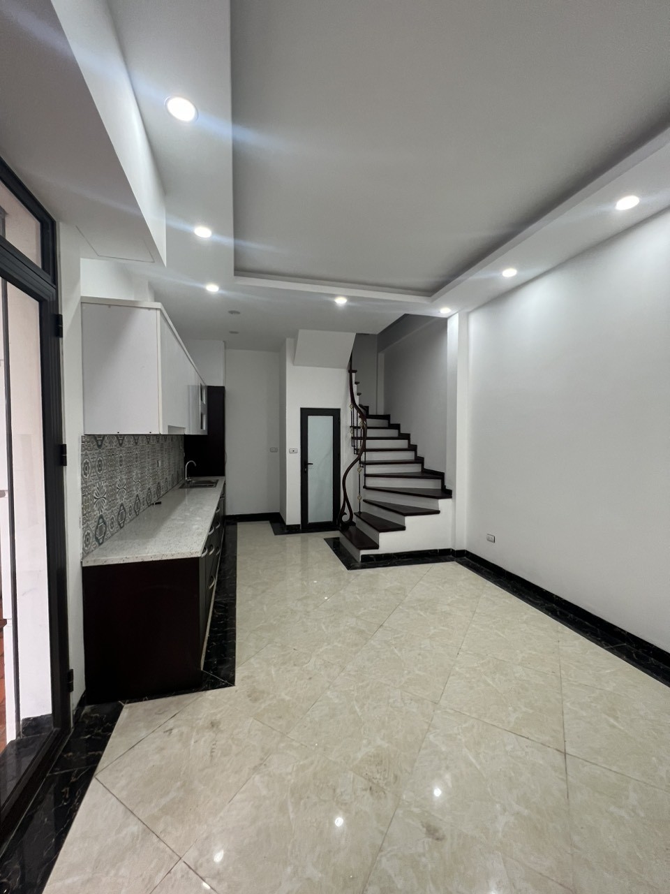 NHÀ MẶT NGÕ TẠI NGHI TÀM THUỘC QUẬN TÂY HỒ. GẦN PHỐ ĐI BỘ VÀ LĂNG BÁC LẠI RẤT RẺ !!! CHỈ CÓ 5,1 TỶ.