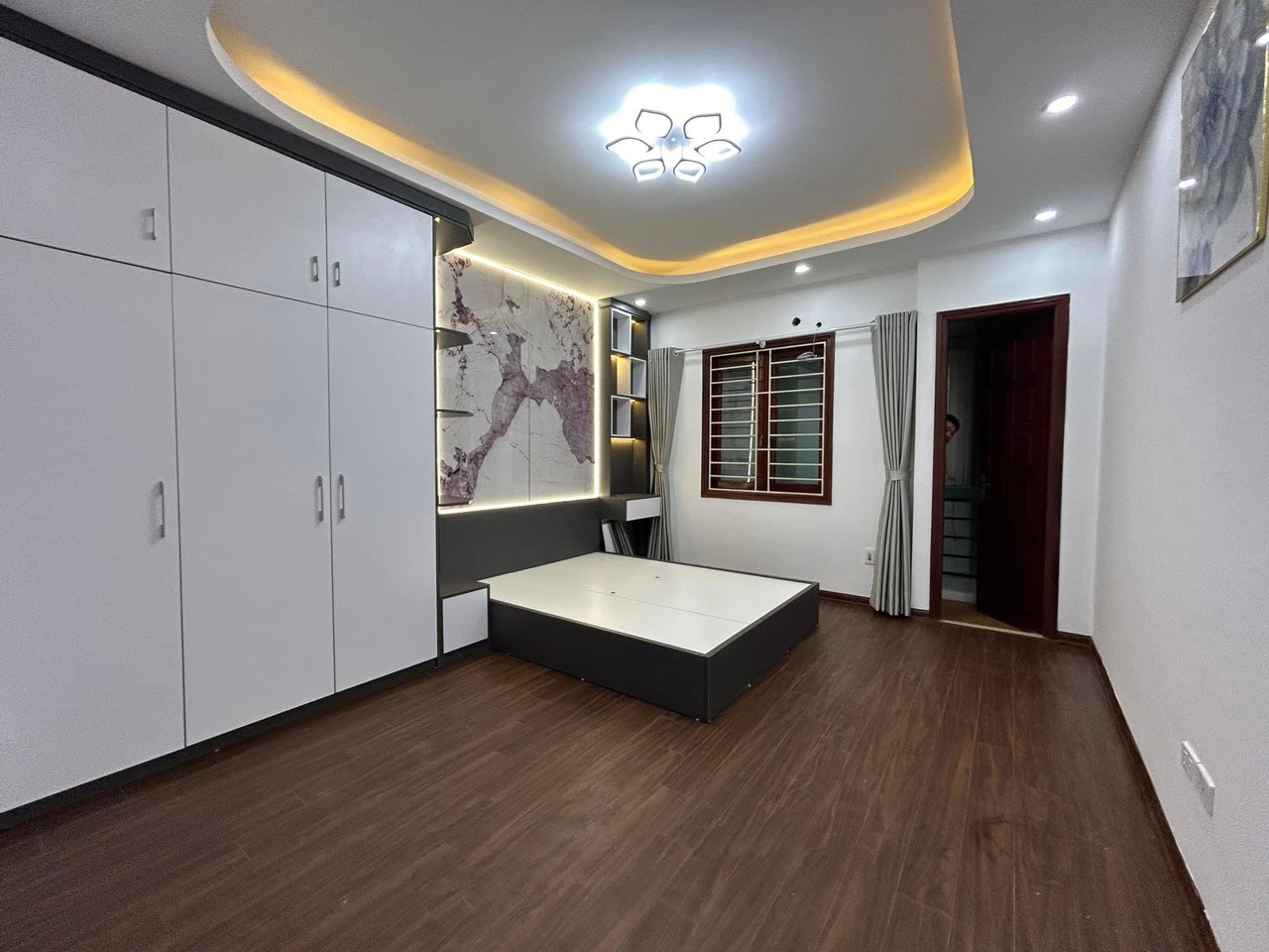 BÁN NHÀ DƯƠNG QUẢNG HÀM CẦU GIẤY NHÀ ĐẸP GẦN OTO NGÕ TRƯỚC NHÀ 3 GÁC TRÁNH SỔ VUÔNG ĐẸP