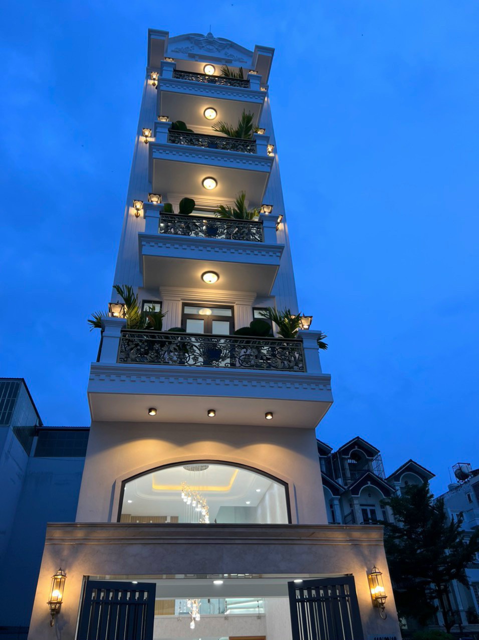 Ngộp giảm sâu 2 tỷ 4 lầu 6pn 7wc cực đẹp, đường 8m, khu VIP Gò Vấp.