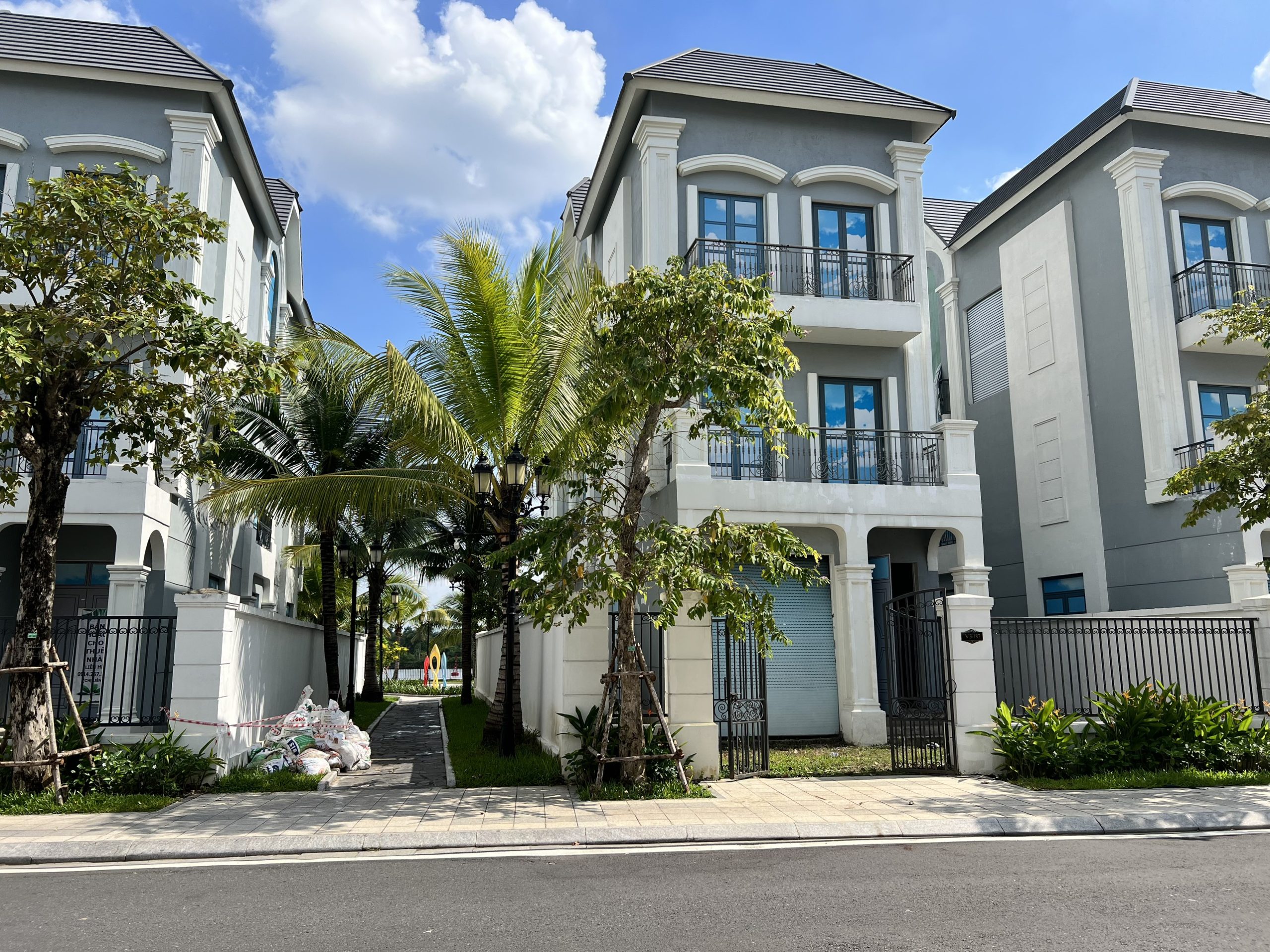 Biệt thự Compound, cách Nguyễn Xiển 1 căn, View hồ, 250m2, 4 tầng..