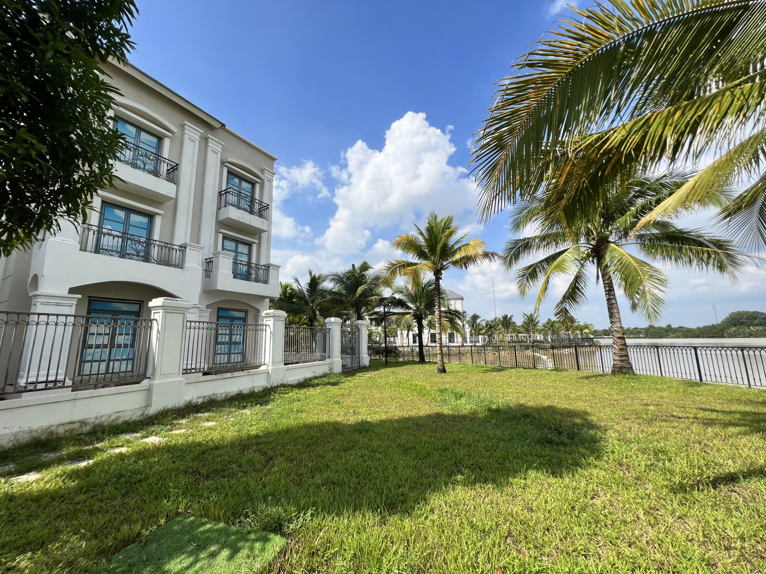 Biệt thự 2Mt sông nội khu bảo vệ 24/24, Dt 447m2, 4 tầng, bến du thuyền giá 90 tỷ.