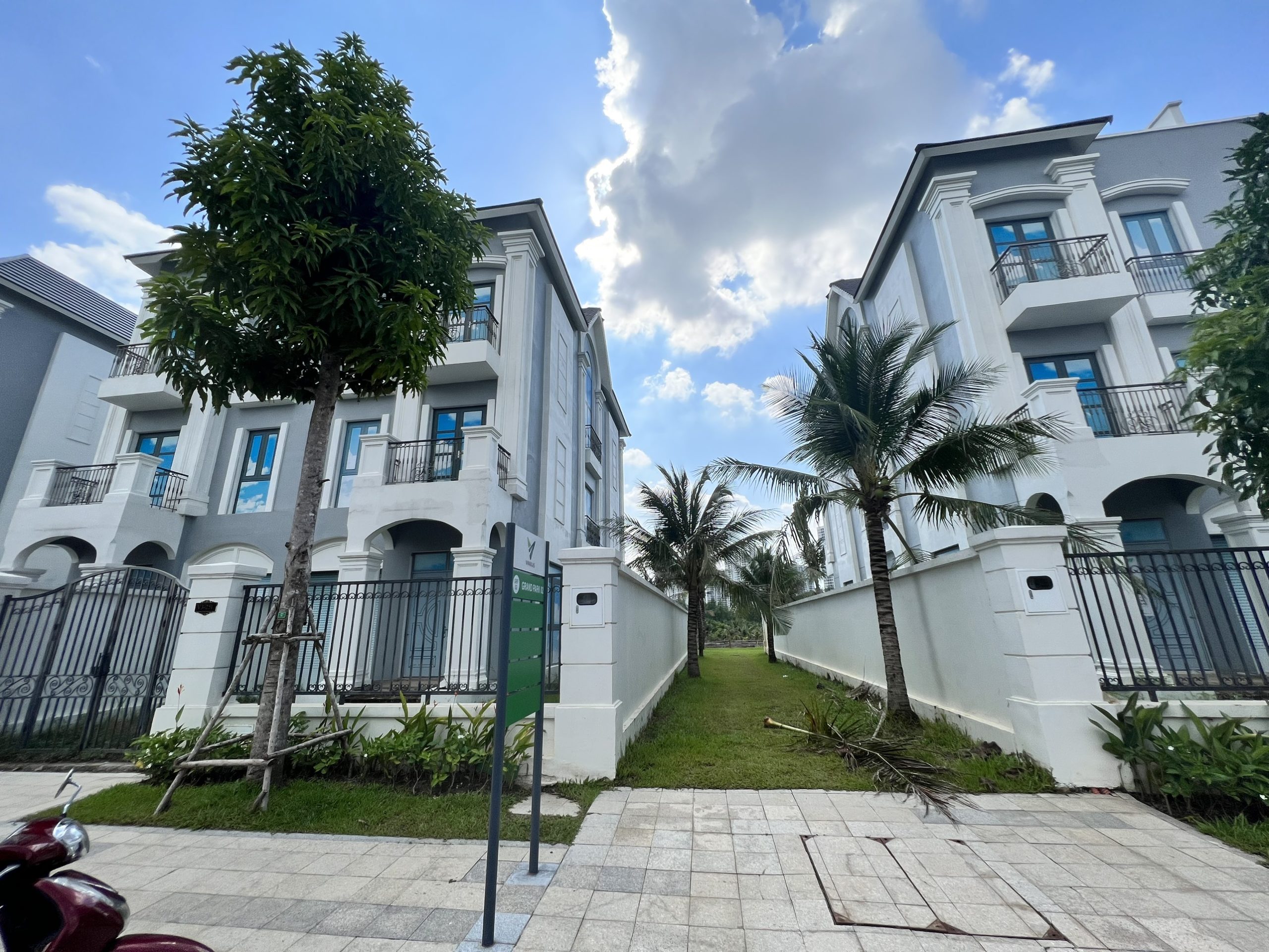 Bán Biệt thự 2MT View sông đường Nguyễn Xiển, 255m2, 4 tầng giá 55 tỷ.