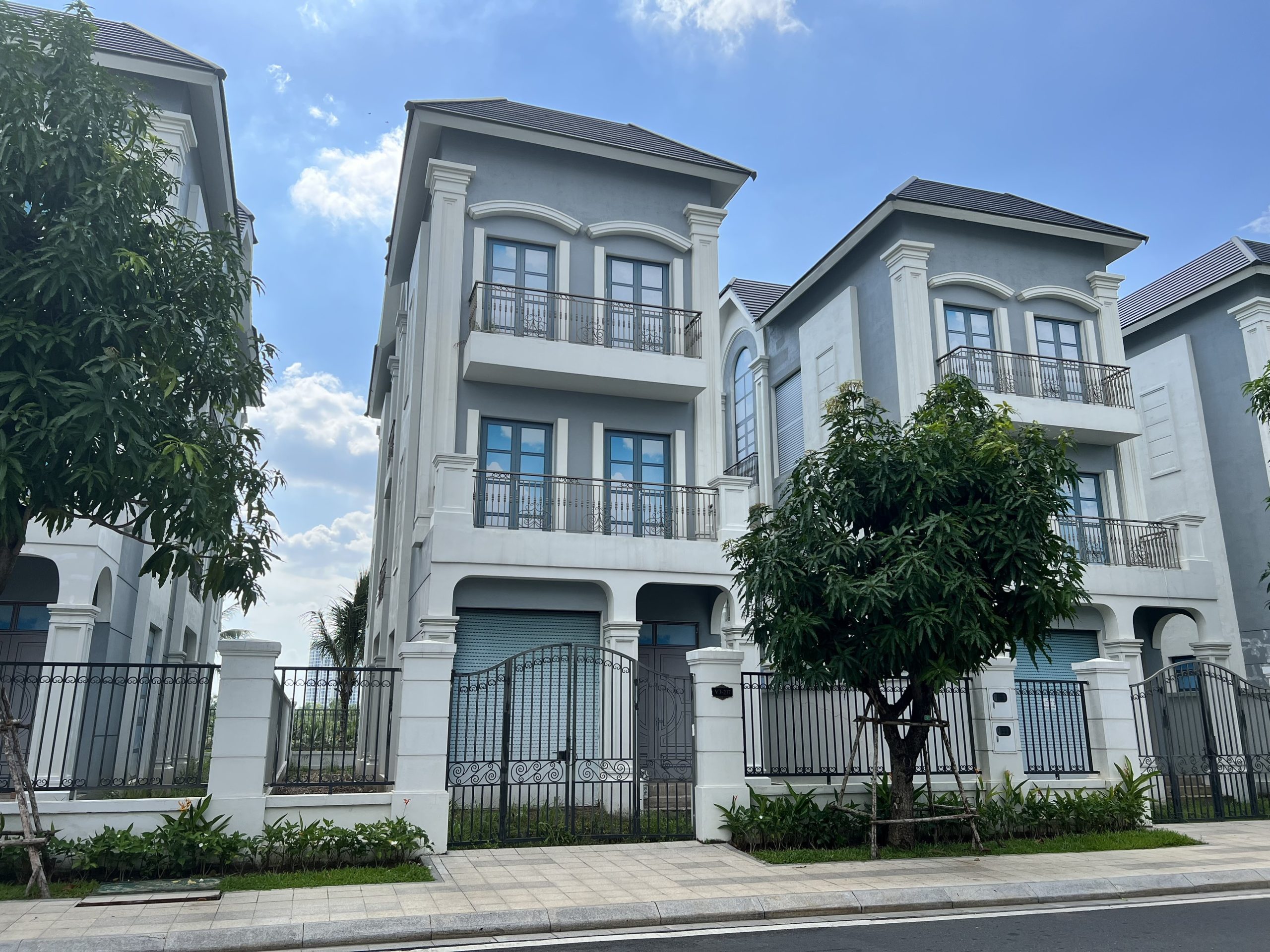 Biệt thự Compound View hồ sen súng Nguyễn Xiển, Long Phước, 250m2 4 tầng.