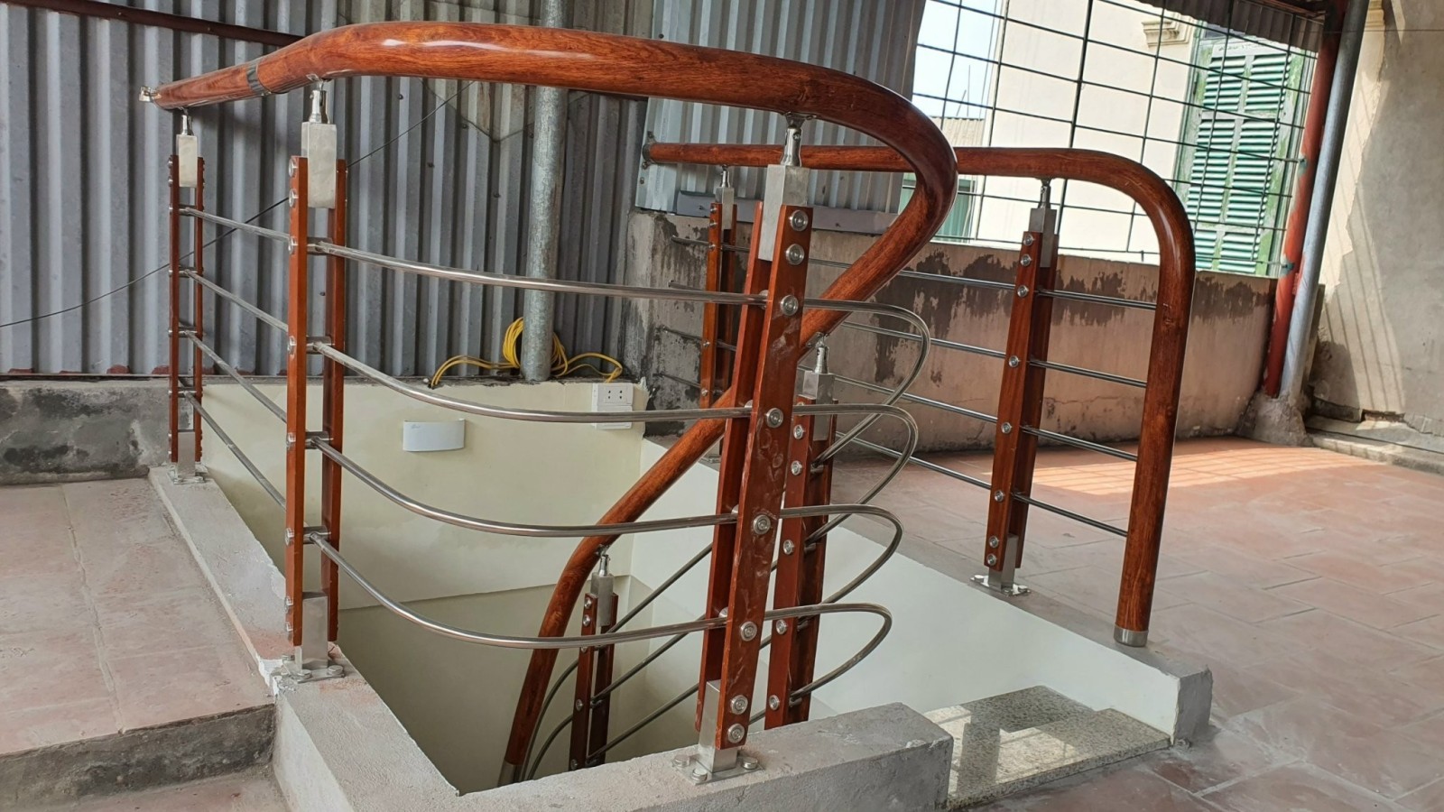 MẶT NGÕ QUỲNH - 36M2 X 4 TẦNG - MT 4.4M VUÔNG ĐẸP - KINH DOANH SẦM UẤT.