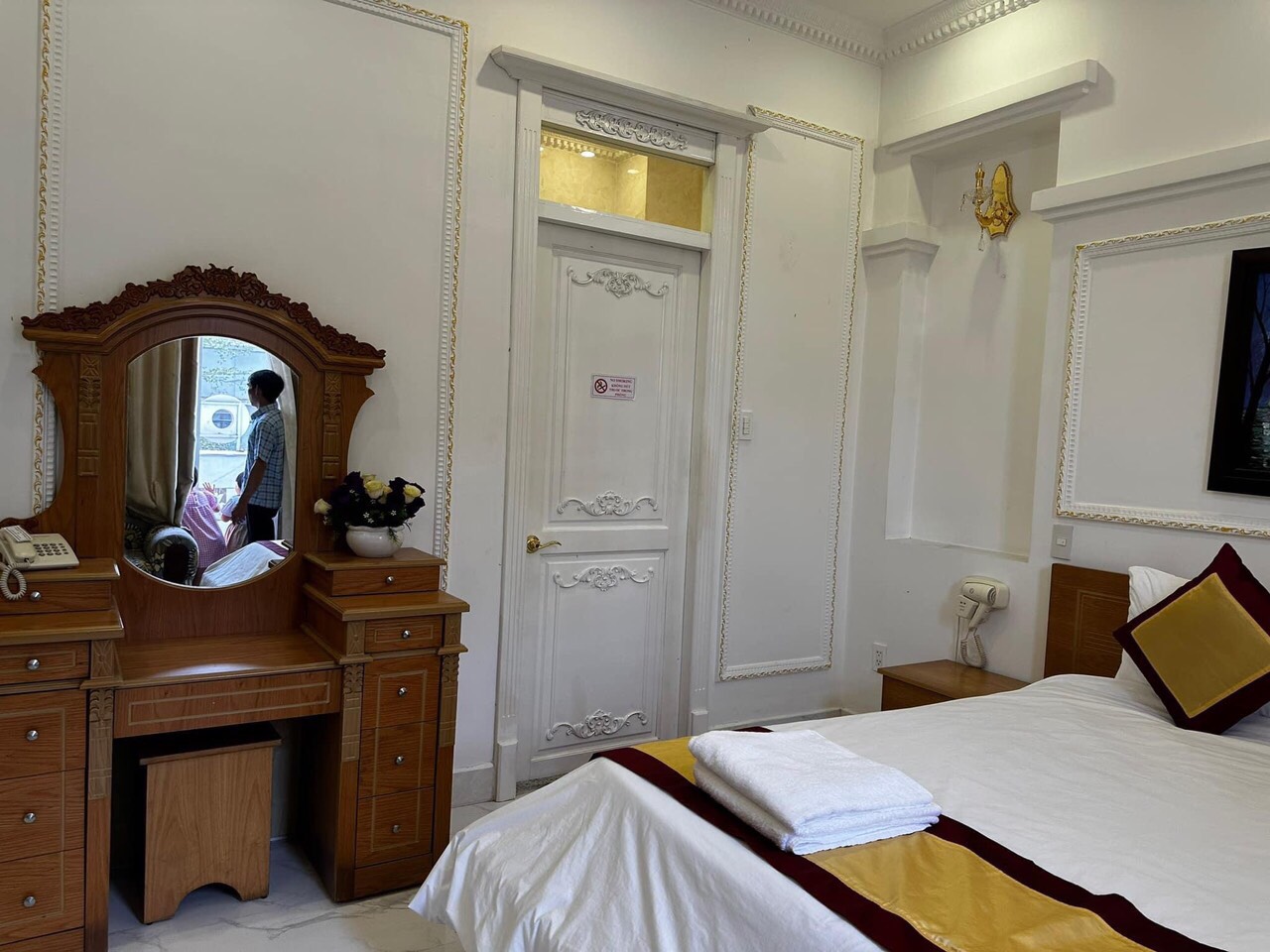 Bán gấp Khách Sạn gần Sân Bay đường Bạch Đằng, P2, Tân Bình.