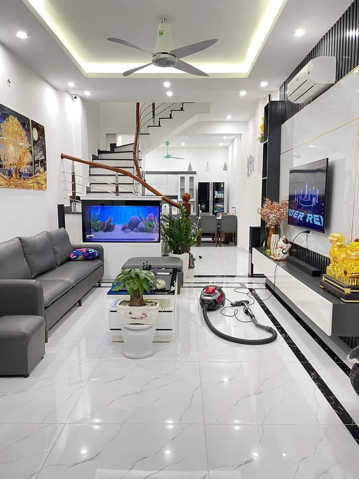 Lĩnh Nam, Hà Nội 62m2, 3 tầng, giá nhỉnh 6 tỷ.