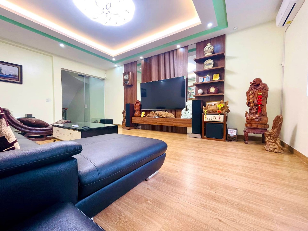 Bán nhà mặt đường Đặng Ma La - Quán Nam có Thang Máy giá 8.3 tỉ cực đẹp.