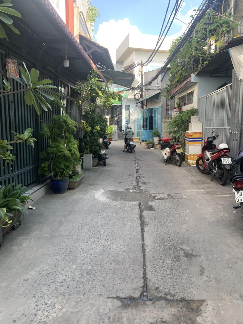 BÁN GẤP NHÀ LÊ VĂN LƯƠNG - 3 TẦNG - 44 M2 - NHỈNH 5 TỶ.