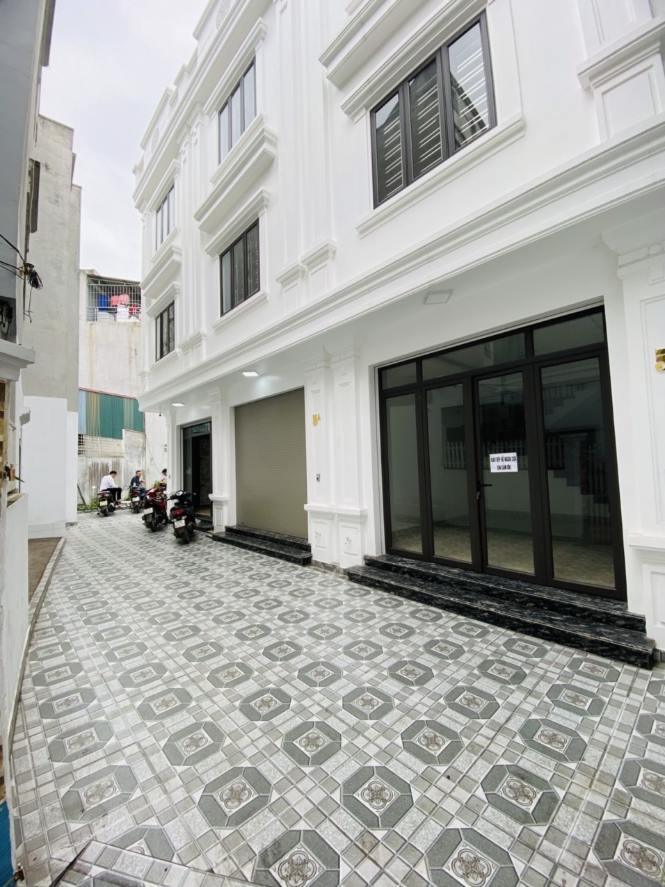 Bán nhà xây mới lô góc cực đẹp 44m 3 tầng GIÁ 2.48 tỉ phố Khúc Thừa Dụ.