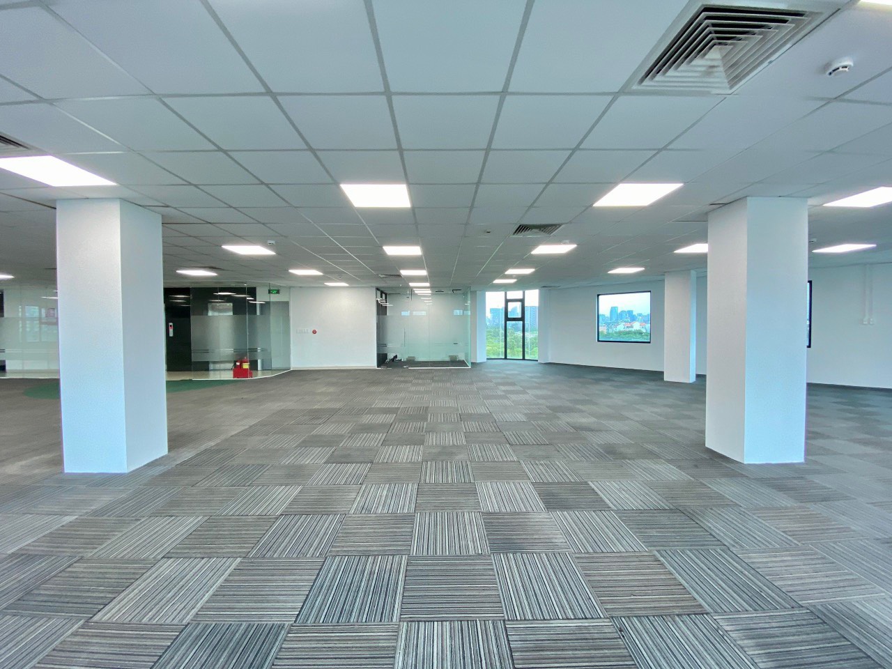 Cho Thuê Tòa Nhà Văn Phòng, Sàn Trống 2 Mặt Tiền Đường Trần Não 340 m2. Giá thuê 160 triệu / tháng.