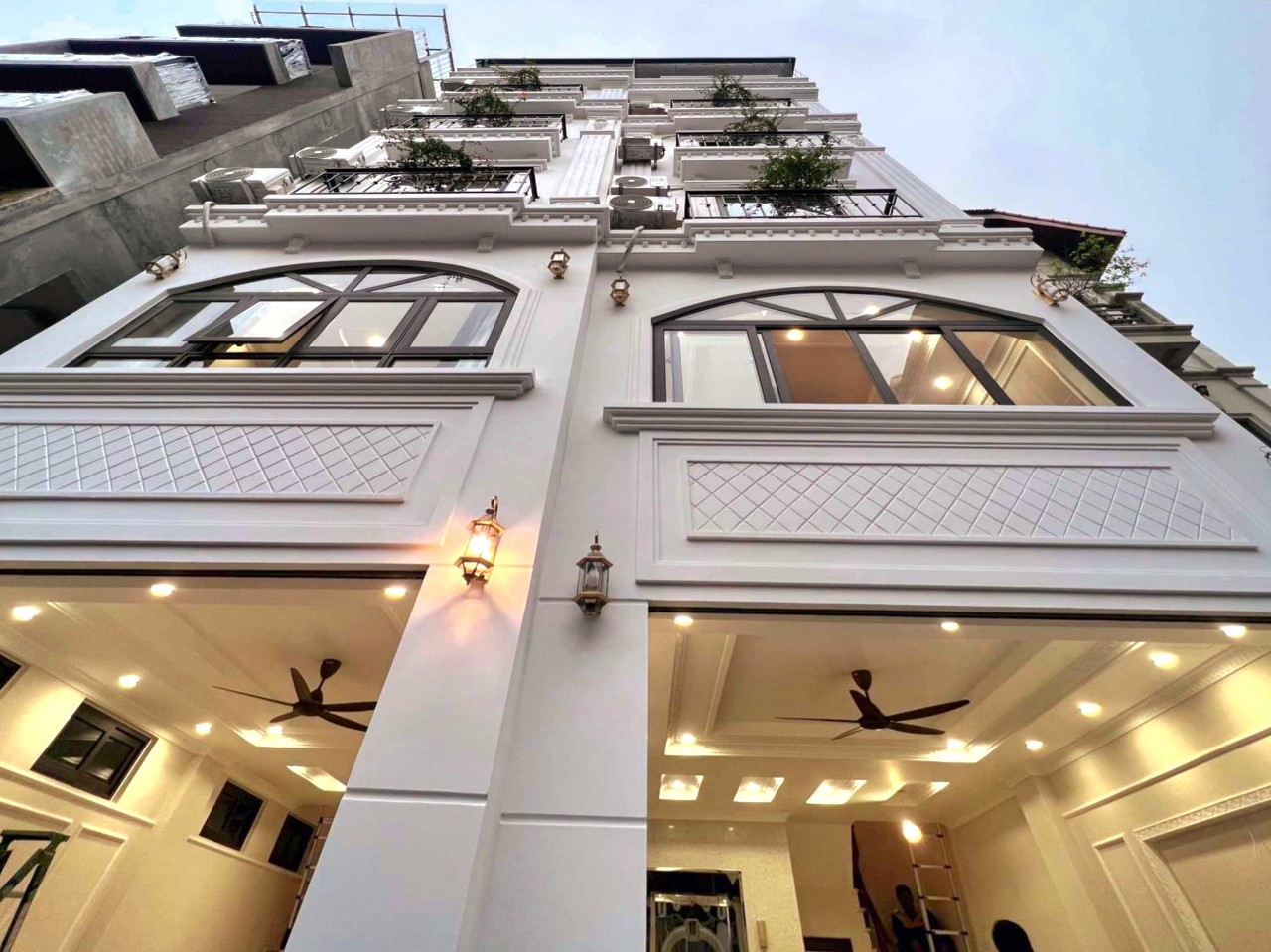 Bán nhà Phố Trạm, nhà 7 tầng, Thang máy, 4 ngủ ô tô ngủ trong nhà giá hơn 6 tỷ.