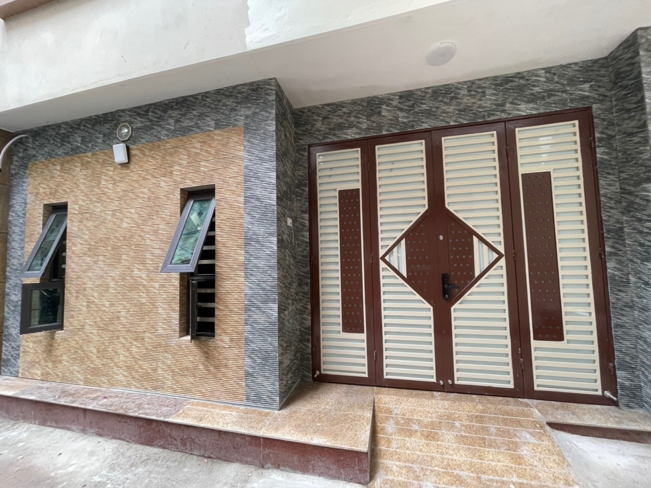 NHÀ MẶT NGÕ TẠI HOÀNG QUỐC VIỆT. VỚI THIẾT KẾ HIỆN ĐẠI, RỘNG RÃI CÒN LÀ TRUNG TÂM CẦU GIẤY