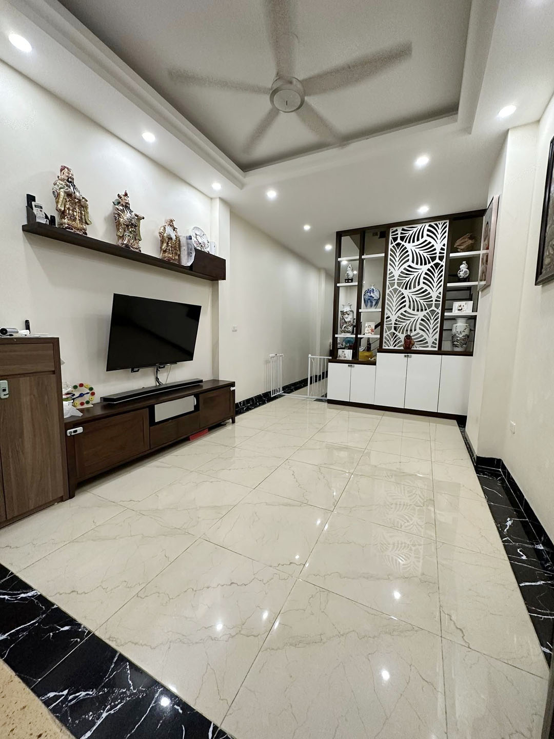 Bán nhà Ngọc Thuỵ, ngõ ba gác tránh xe máy, vài bước chân ra đường ô tô, 38m, hơn 4 tỷ.