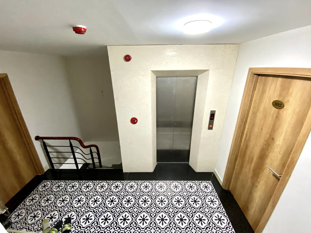 Cần bán toà nhà văn phòng, căn hộ cho thuê cao cấp Ngọc Thuỵ, 126M, 20.x tỷ..