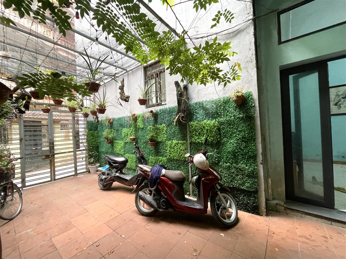 GẦN PHỐ- NGÕ THÔNG- NHÀ RỘNG- SÂN VƯỜN YÊN TĨNH- ĐỂ Ở HOẶC XÂY CCMN.