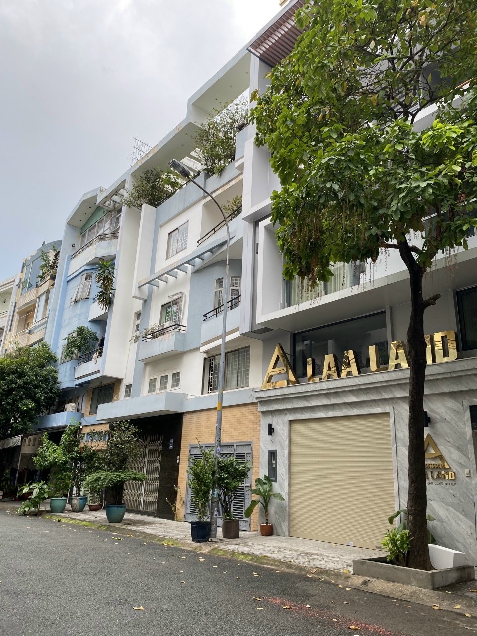 Xuất cảnh hạ 7 tỷ bán gấp nhà 2MT Phạm Viết Chánh sát Quận 1 DT 10 x 20m, giá chỉ 27,8 tỷ.