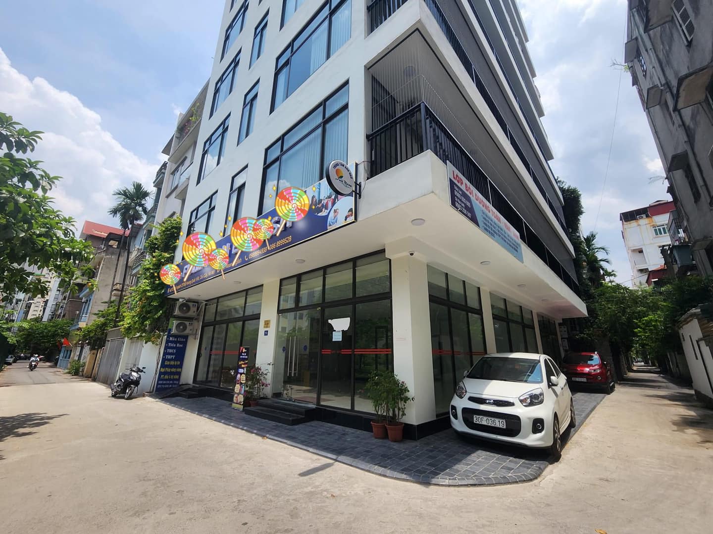 Bán nhà phân lô, lô góc, gara, ngõ 230 Lạc Trung, DTSD 42m2 MT 12 mét.