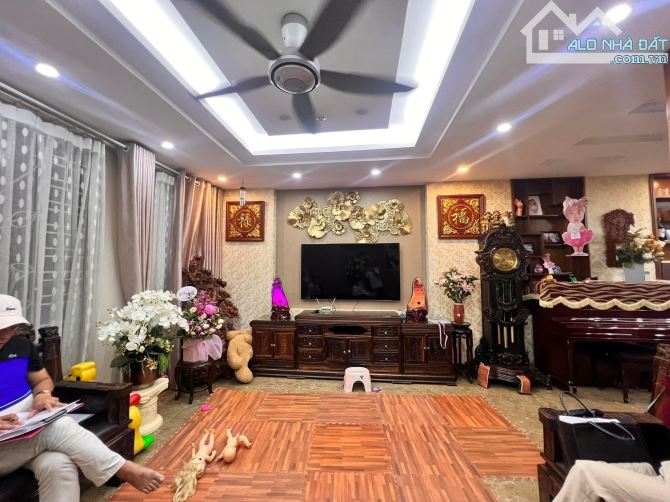 Siêu phẩm nhà Mới Mặt phố Lạc Trung- 8 Tầng Thang máy, Ôtô vào nhà, 70m2, MT5m giá 35 tỷ..