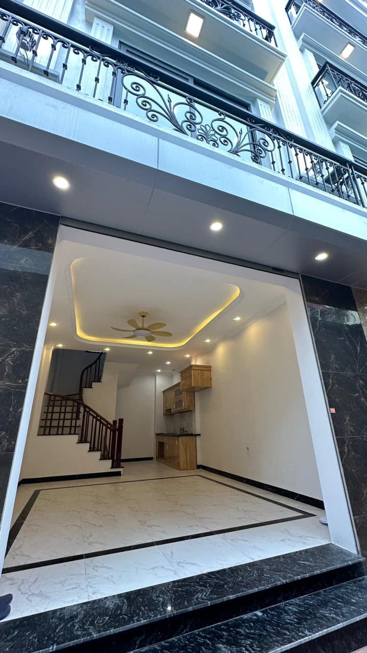 Bán nhà Thạch Bàn cực đẹp, 35 m2, 5 tầng, chỉ nhĩnh 3 tỷ.