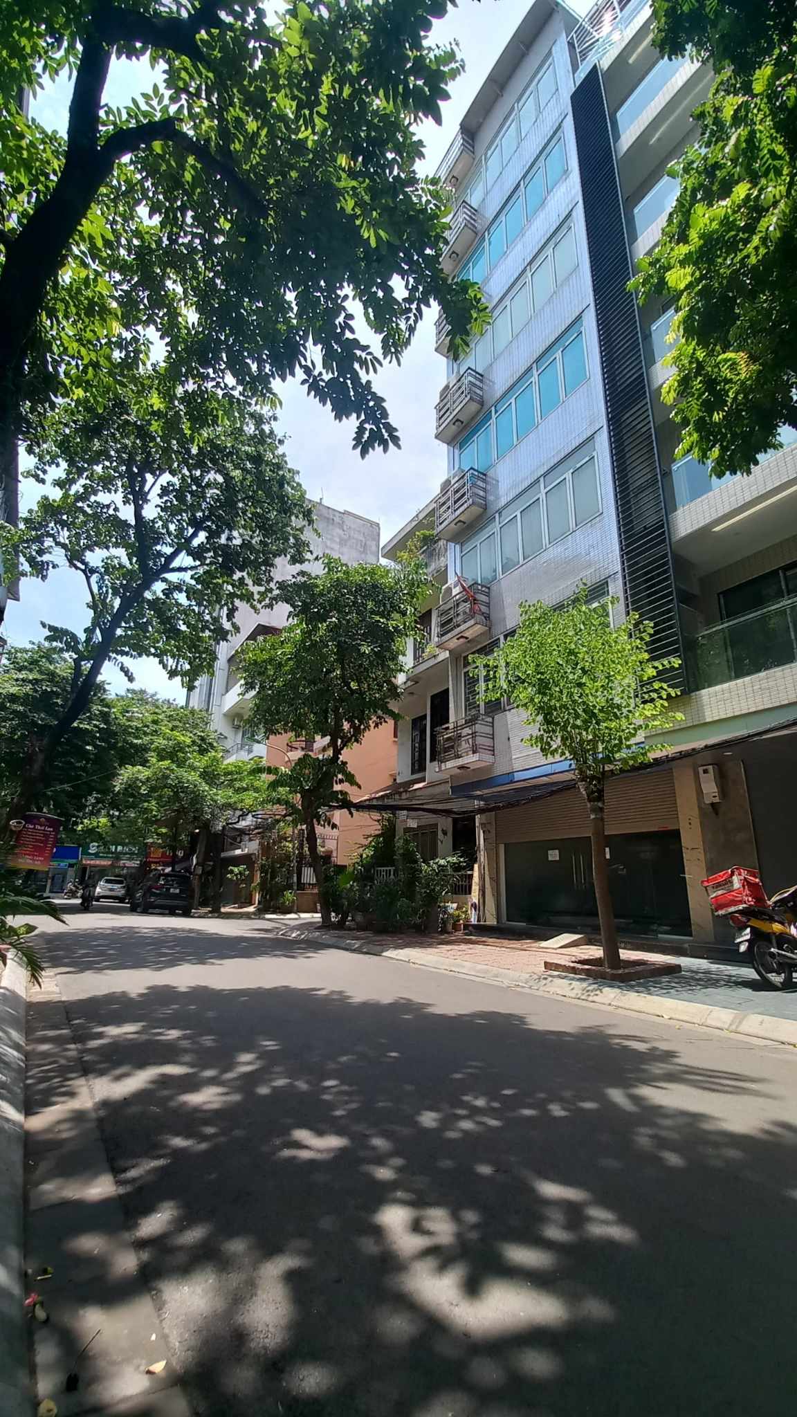 Bán tòa nhà văn phòng 2 mặt ngõ Nguyên Hồng, 90m2 7 tầng mặt tiền 5m giá 35 tỷ.