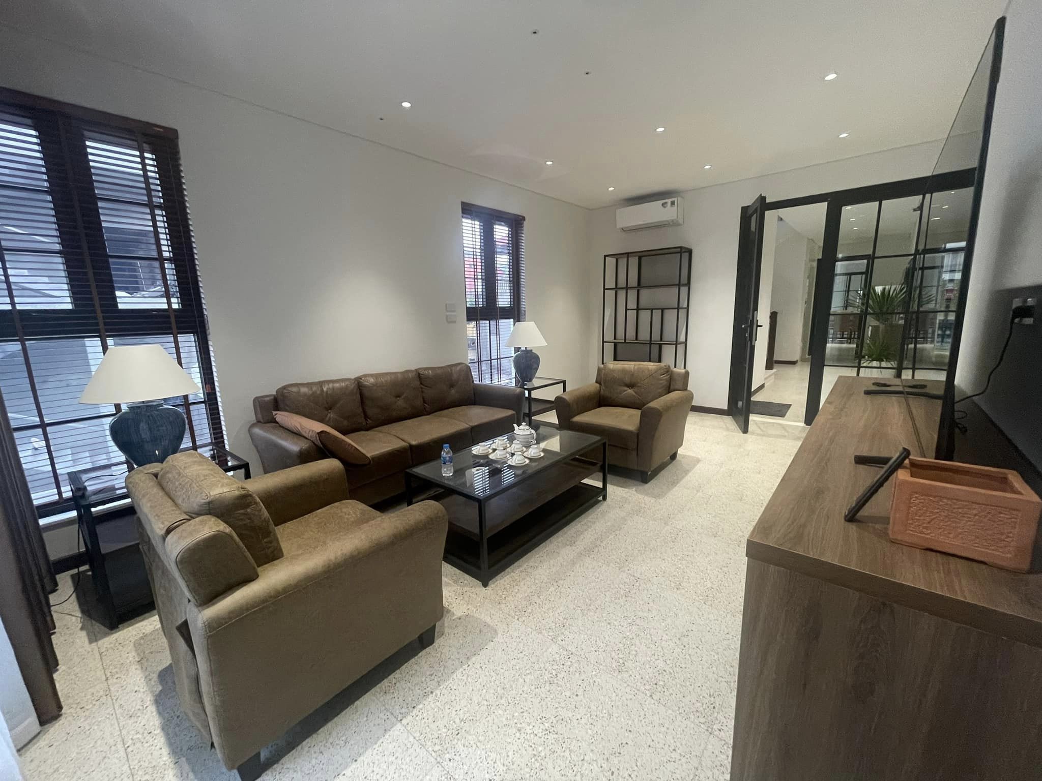 Bán nhà Mặt phố Hồng Tiến, Vỉa hè, KD, 102 m2, 5T, TM, nhĩnh 23 tỷ..