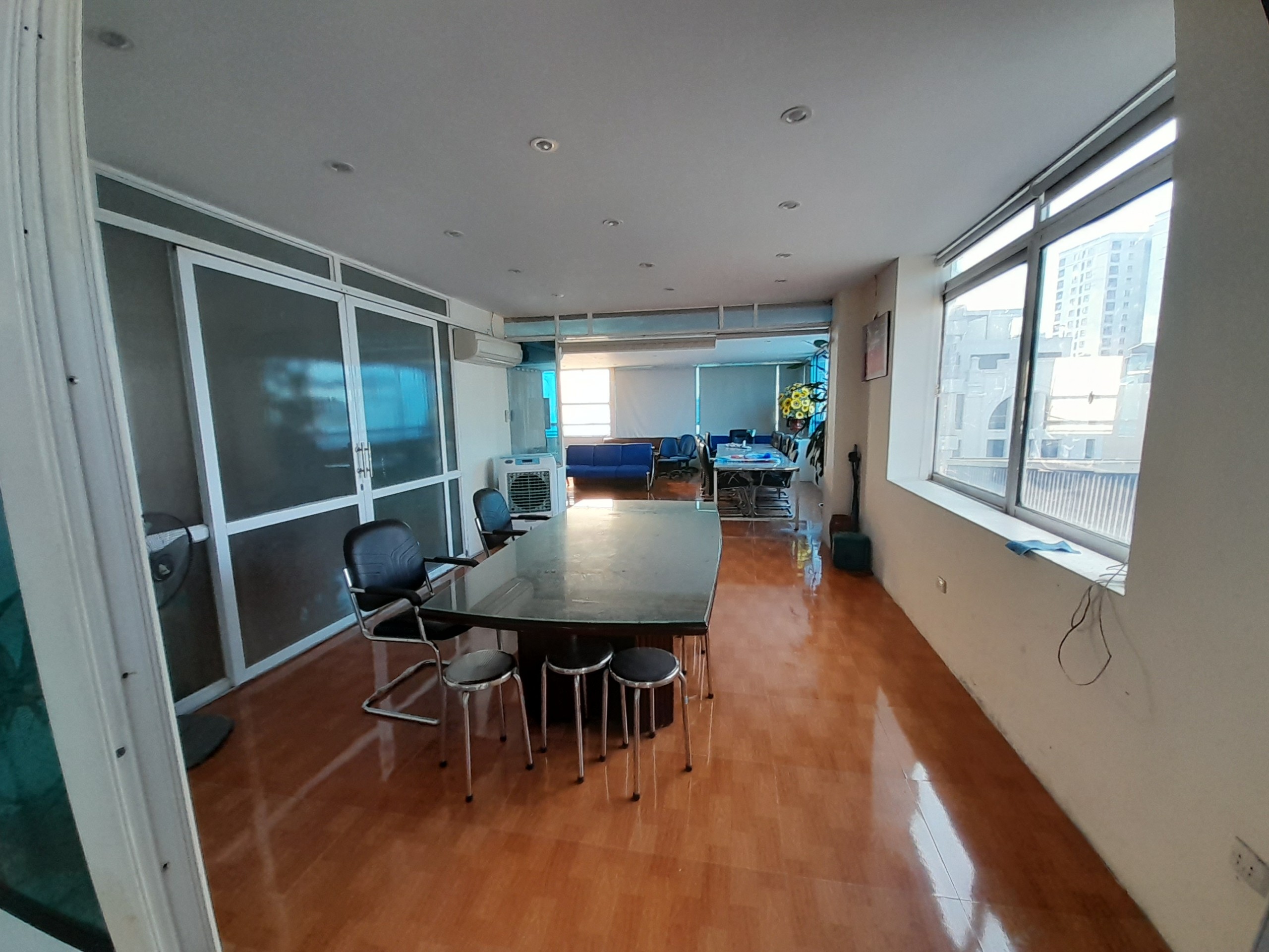 Cho thuê sàn văn phòng mặt phố Lạc Long Quân 135m2.