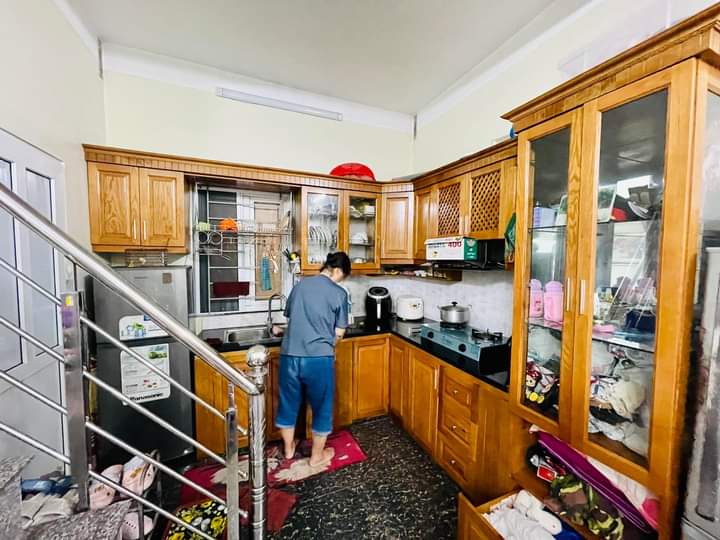 Cần bán nhà đường Tô Hiệu Nguyễn Trãi Diện tích: 36m² Nhà xây: 2 tầng Mặt tiền: 4.6m Giá bán: 4 tỷ. Sổ đỏ chính chủ