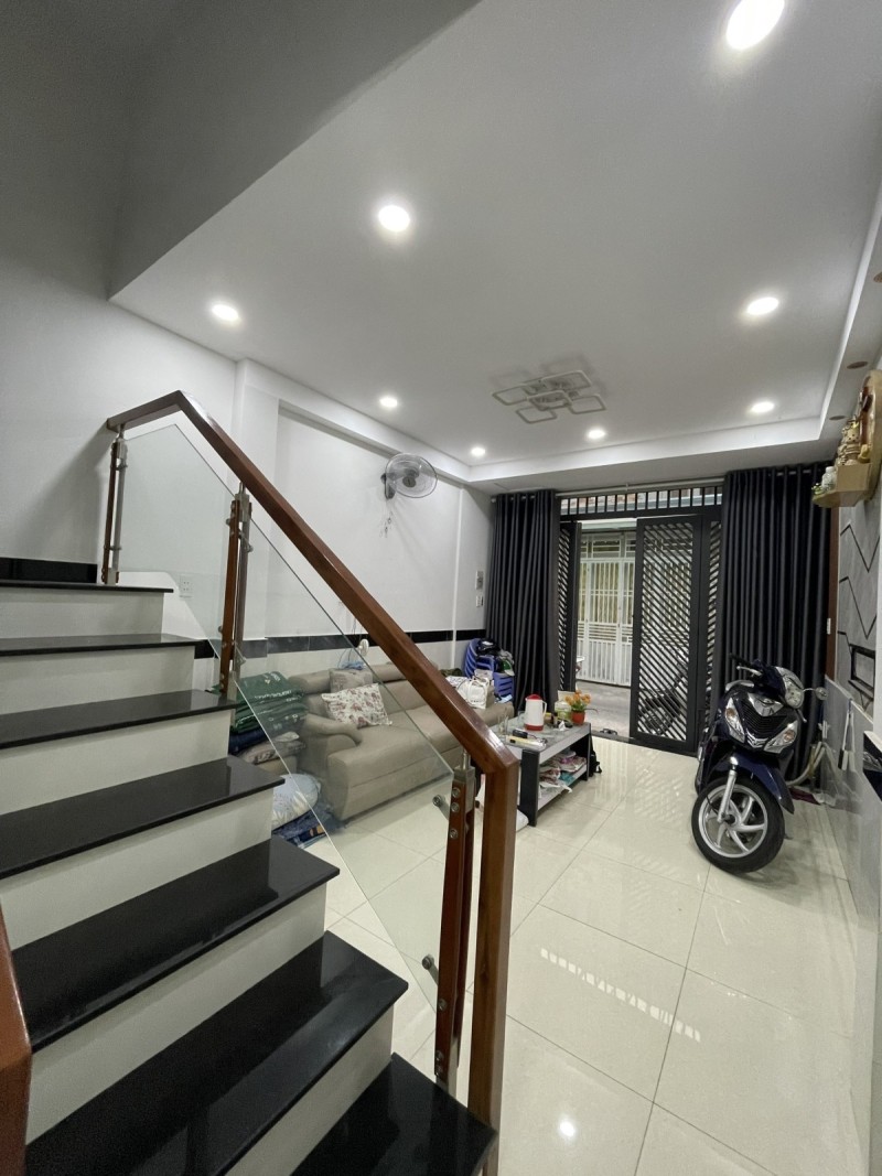 Nhà đẹp giá rẻ Lạc Long Quân, Tân Bình, 33m2, 3 tầng, chỉ 3 tỷ X.