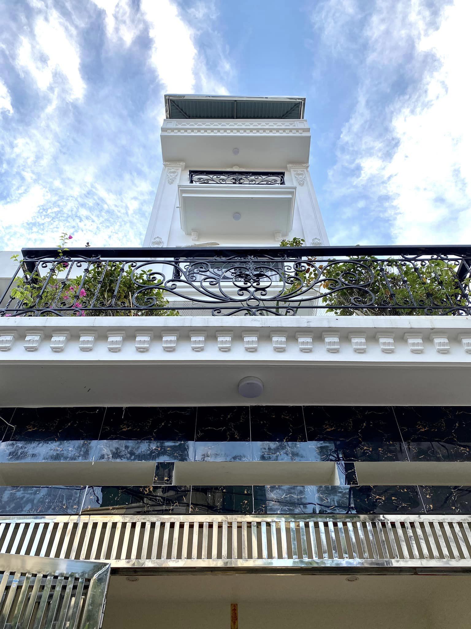 VÍP! Nhỉnh 5 TỶ - Kinh Doanh - 5 Tầng - 50m - OTO VÀO NHÀ - NHÀ NGỌC LÂM.