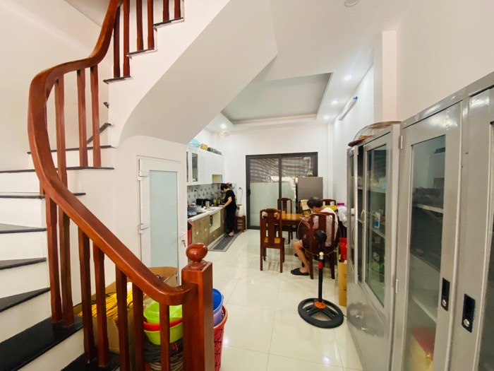 Bán gấp nhà mới đep PHỐ NGỌC TRÌ 45m, 5 tầng, nhỉnh 2 tỷ. anh em với GARDEN CITY..