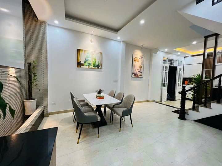 NHÀ ĐẸP PHỐ VÕNG THỊ QUẬN TÂY HỒ DT: 51M2 5 TẦNG MT 4M 4 P NGỦ GIÁ: 6.25 TỶ + FUN NỘI THẤT ĐẦY ĐỦ KHÁCH VỀ Ở.