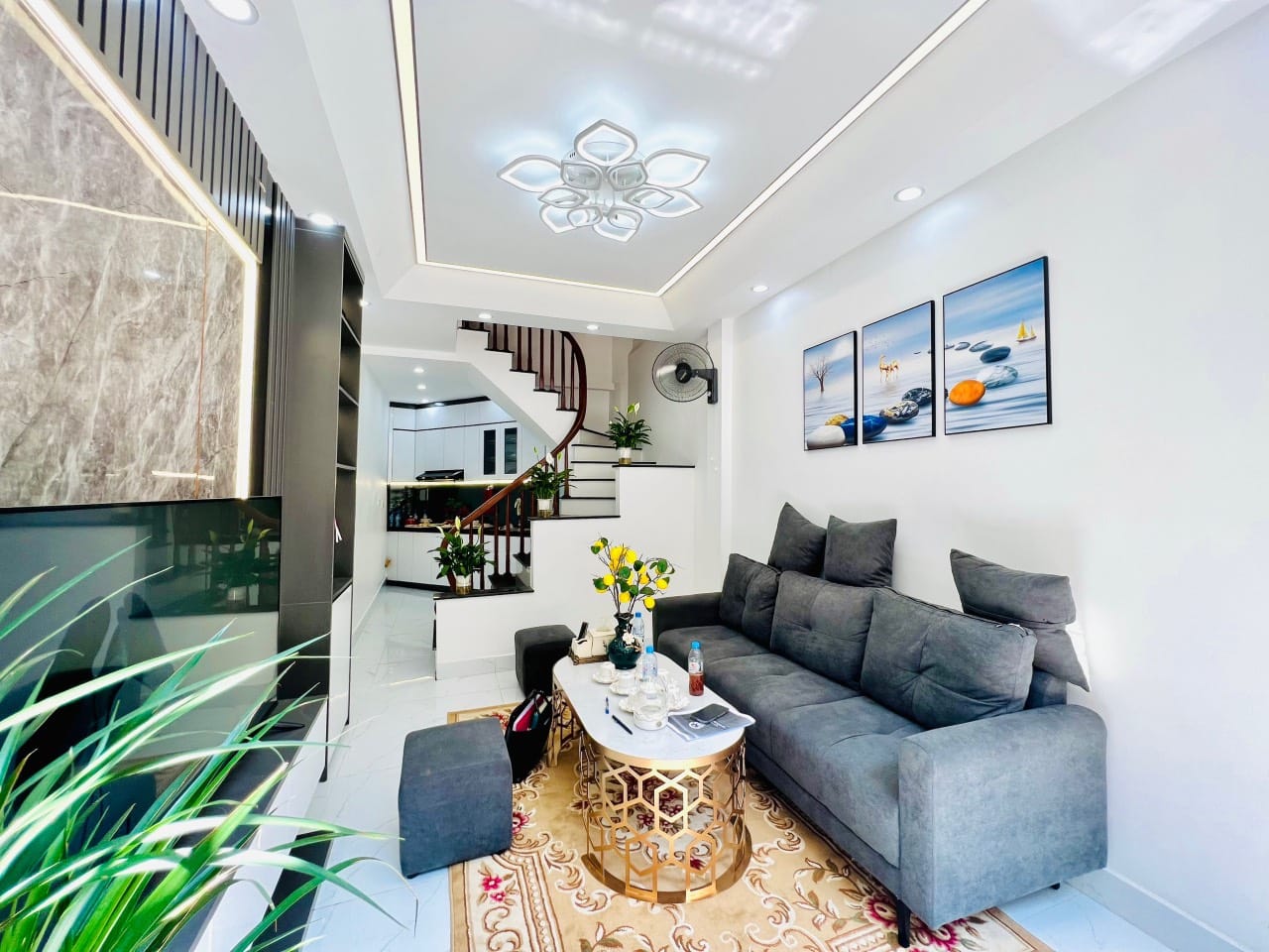 HOÀNG MAI NHÀ ĐẸP 5 TẦNG DT:30m2 3 PHÒNG NGỦ + FUN NỘI THẤT ĐẦY ĐỦ KHÁCH CHỈ VỀ Ở LUÔN GIÁ: HƠN 2 TỶ.